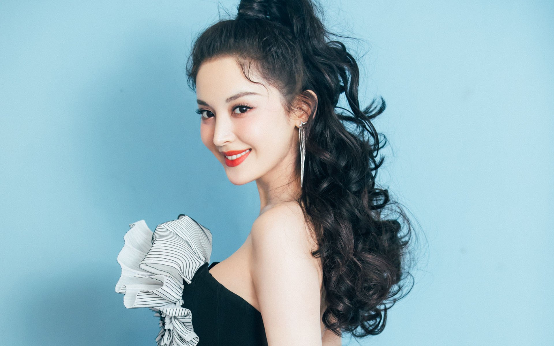 开云kaiyun-号码背后的故事：车手号码的意义，汽车手机号码