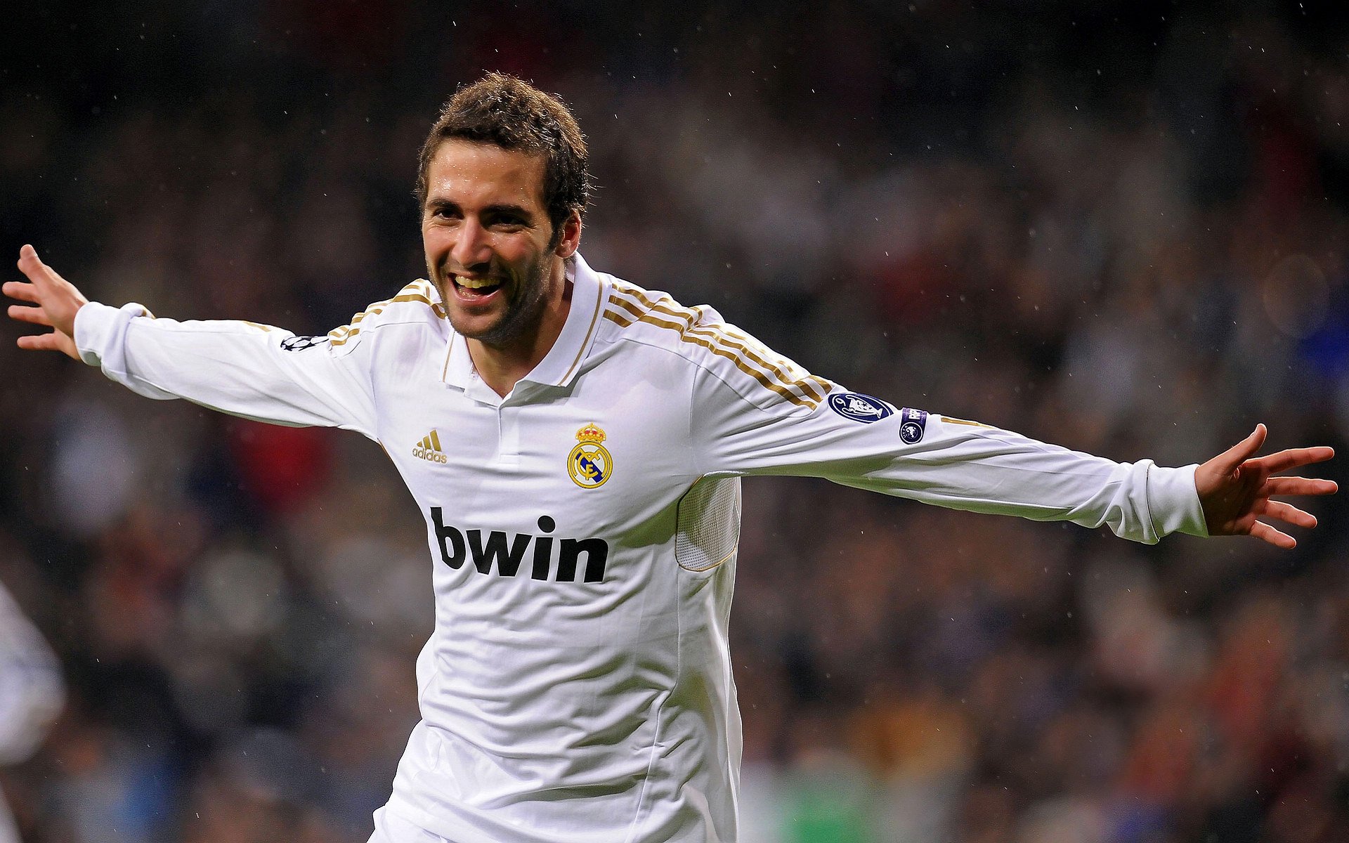 “亚戈·卡尔曼的精准控球与远程传球，助美洲狮队制霸世界赛场”